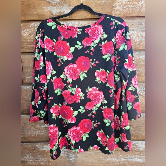 Pioneer Woman Half Sleeve Butter Soft Black, Green & Red Rose Floral Vneck Top - Picture 7 of 10